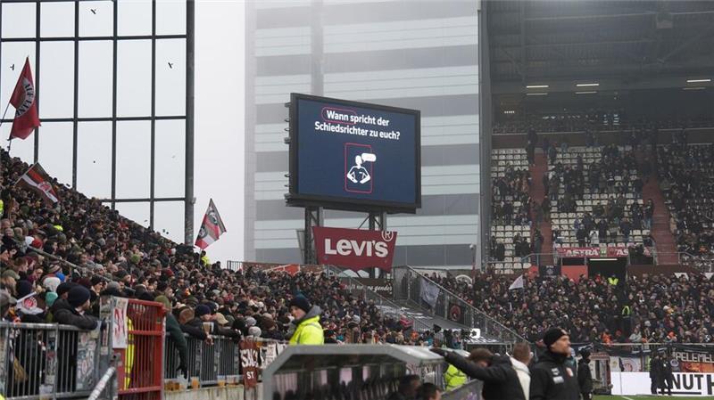 Notfall am Millerntor: Zuschauer muss reanimiert werden Bei der Bundesliga-Partie zwischen dem FC St. Pauli und dem FC Augsburg hat es nach dem Spiel auf der Haupttribüne noch einen Notarzteinsatz gegeben.
