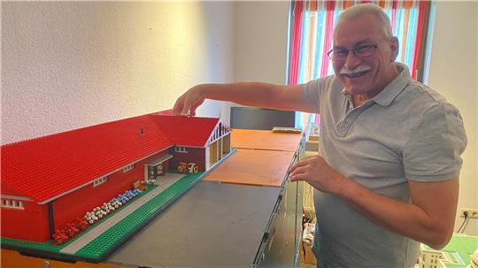 Peter Ragosch zeigt das Modell vom Vereinshaus des VSV Hedendorf-Neukloster