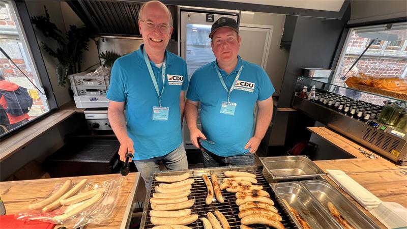 Zwischen Bratwurst und Gartenzwergen: So läuft der Wahlkampf-Endspurt in Stade Bei der CDU vorm Rathaus ging es um die Wurst: Thorsten Thode (links) und Thomas Paur waren am Samstag im Einsatz am Grill.