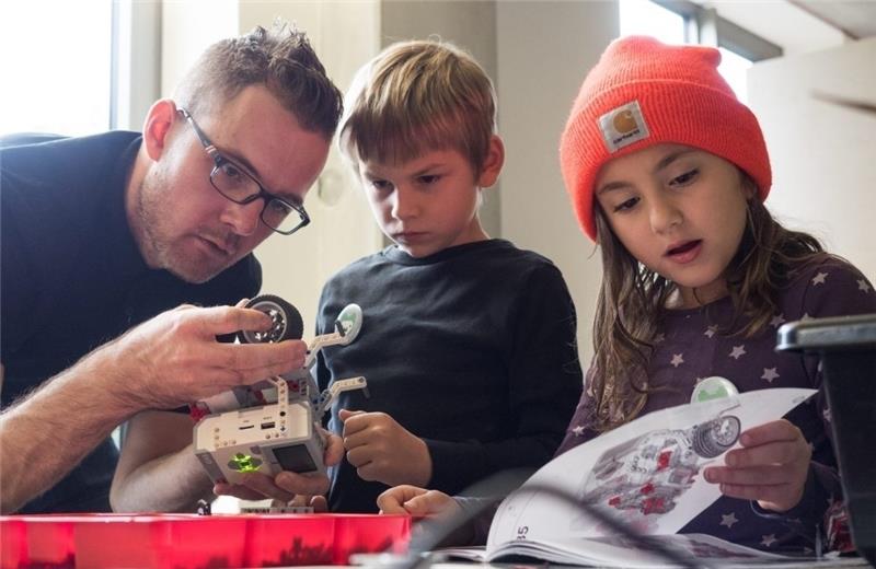 Bei der „Code Week“ können Jugendliche ab zehn Jahren Lego-Roboter bauen. Foto Schink/Körber