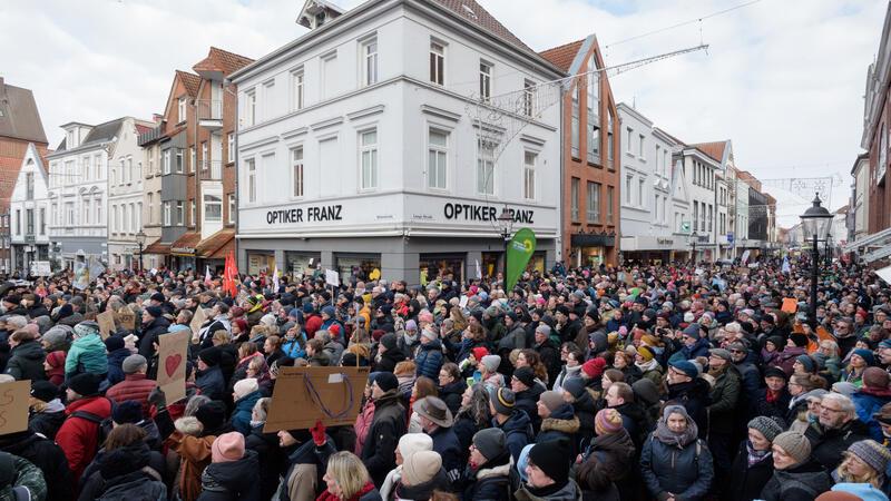 Bei der Demo gegen Rechts und für Menschenrechte in der Buxtehuder Altstadt waren im Januar rund 2500 Menschen dabei.