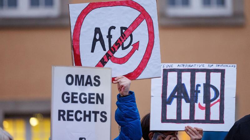 Hunderttausende bei Demos gegen rechts Bei der Demo in Gütersloh auch dabei: Die „Omas gegen Rechts“.
