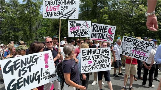 Bei der Demonstration wird auch Kritik an Deutschland geäußert.