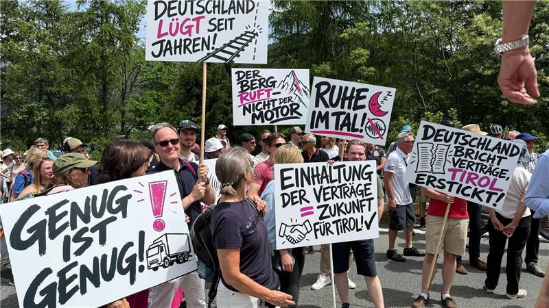 Protest und Sperre ohne Chaos: Ein Ruhetag am Brenner Bei der Demonstration wird auch Kritik an Deutschland geäußert.