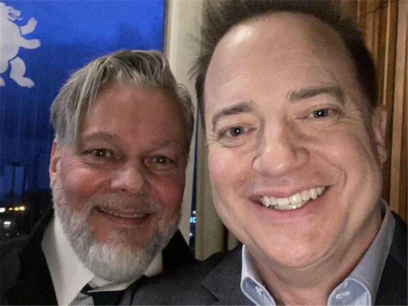 Bei der Deutschlandpremiere von „Der Wal“ traf Torsten Münchow (links) auf den US-Schauspieler Brendan Fraser, dem er seit vielen Jahren seine Stimme leiht.