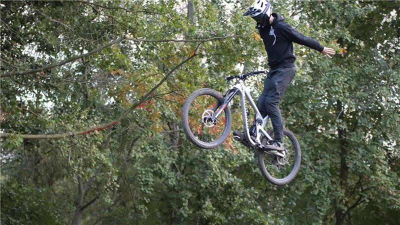 Bei der Dirtpark-Einweihung zeigt Jacob Grundmann den Suicide - die Arme nach hinten gestreckt, die Knie fixieren den Sattel und stabilisieren das Rad im Sprung.