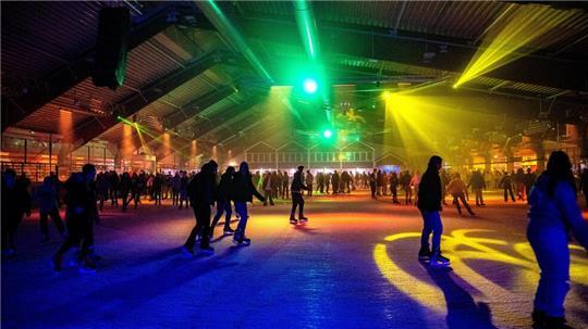 Bei der Discozeit in der Eissporthalle geht es rund.