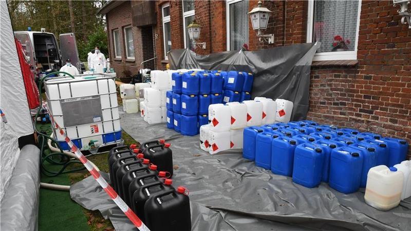 Razzia: Polizei hebt Drogenlabor in ehemaligem Gasthof aus Bei der Durchsuchung am Donnerstag stellte die Polizei umfangreiche Beweismittel sicher.