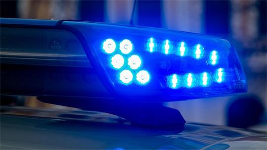 Bei der Durchsuchung mehrerer Anwesen in Hessen, Niedersachsen und der Schweiz stellte die Polizei scharfe Schusswaffen, hohe Summen Bargeld sowie Rauschmittel sicher. (Symbolbild)