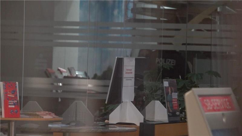 Bei der Durchsuchung sei es vorrangig um die Daten betroffener Kunden gegangen, hieß es von der Polizei.