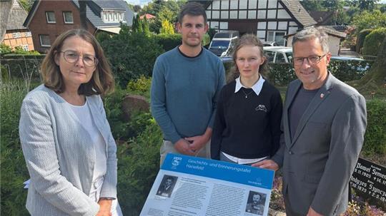 Bei der Einweihung der Gedenktafel auf dem Oberen Friedhof (von links): Samtgemeindebürgermeisterin Ute Kück, Geschichtslehrer Robin Rosendahl, Schülerin Sontka Polle und Landrat Kai Seefried.