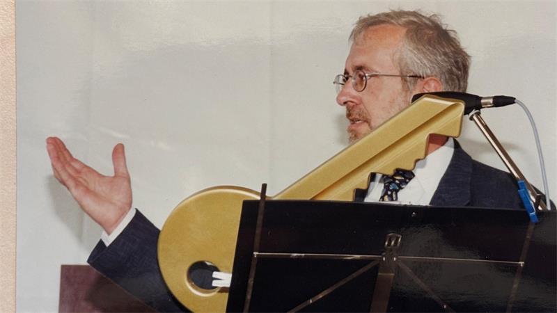 Halloween-Aktion in Buxtehude: Gruseln im alten Atomschutzbunker Bei der Einweihungsfeier im Jahr 1996 erhält der damalige Leiter der Volkshochschule Buxtehude, Wolf Rosenzweig, den symbolischen Schlüssel zum VHS-Haus in der früheren Estetal-Kaserne.