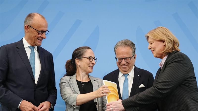 Widerspruch gegen Abschaffung der „Rente mit 63“ wächst Bei der Entgegennahme der Empfehlungen der Rentenkommission kündigten Kanzler Friedrich Merz und Arbeitsministerin Bärbel Bas eine Umsetzung ohne Abstriche an. (Archivbild)