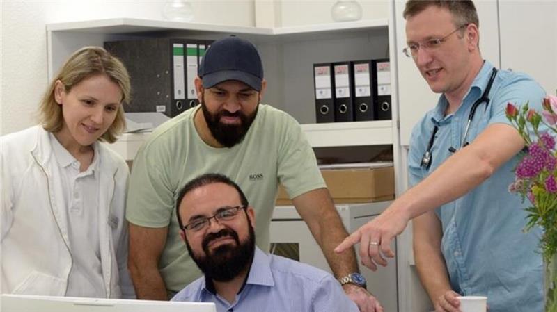 Apensen bekommt neue Hausarztpraxis mitten im Ort Bei der Eröffnung der Praxis in Beckdorf (von links): Dr. Nahla Elhalawi, David Afzali, Hekmatulla Afzali (sitzend) und Dr. Benjamin Handy.