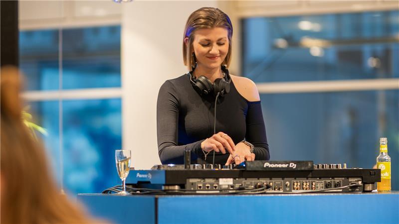 Modehaus Stackmann: Was macht der frühere Geschäftsführer denn da? Bei der Eröffnungsfeier der neu gestalteten Damenwelt im Modehaus Stackmann legt eine DJane Musik auf. Kaufhäuser müssen den Menschen Ereignisse bieten, wenn sie erfolgreich sein wollen.