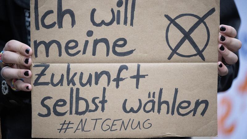 Schüler wollen generell ab 16 wählen - Lehrkräfte skeptisch Bei der Europawahl dürfen in Deutschland zum ersten Mal Jugendliche ab 16 Jahren wählen. Die Bundesschülerkonferenz fordert dies nun für alle Wahlen.