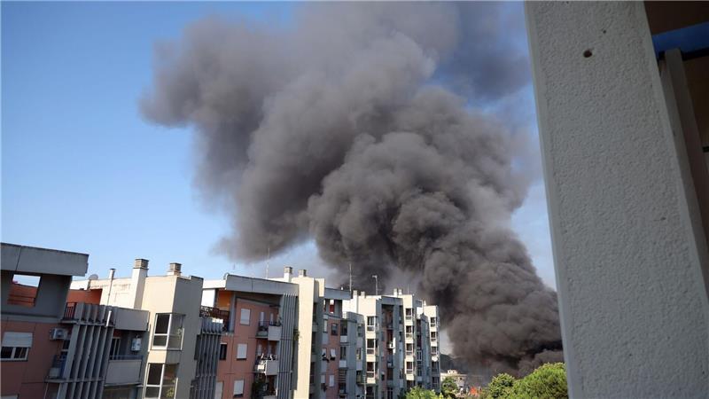Bei der Explosion ist eine schwarze Rauchwolke zu sehen - die Stadt Rom hat die Bürger aufgerufen, die Fenster geschlossen zu halten. 