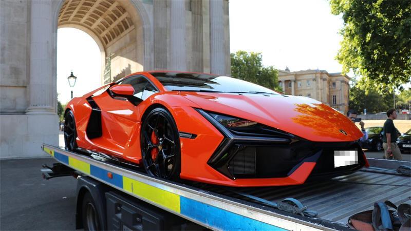 Bei der Fahndung traf die Polizei zahlreiche Fahrzeuge aus dem Korso an. Der orangefarbene Lamborghini war nicht dabei. (SYMBOLBILD)