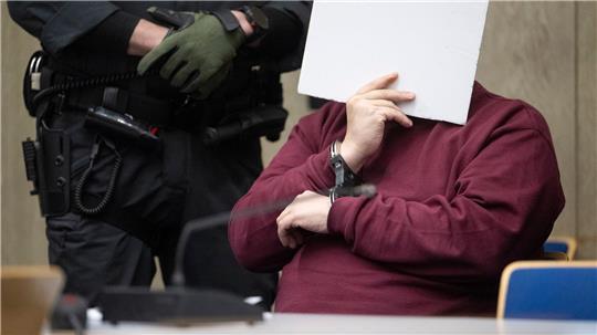 Bei der Fahrt Anfang März war der Angeklagte laut Staatsanwaltschaft gezielt auf Menschen zugefahren. Eine 83-jährige Frau und ein 54-jähriger Mann wurden getötet.