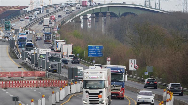 ADAC erwartet vor Ostern volle Straßen zur Nord- und Ostsee Bei der Fahrt durch die Baustelle an der Rader Hochbrücke müssen Autofahrer mehrere Verschwenkungen bewältigen. (Archivbild)