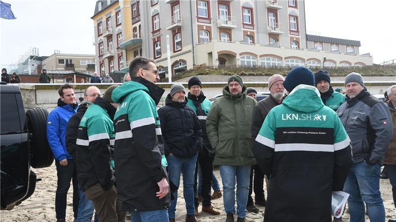 Bei der Fahrt mit Geländefahrzeugen haben sich Experten entlang der Strände von Hörnum bis nach List ein Bild von den Schäden gemacht.