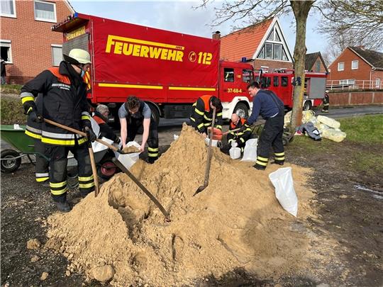 Bei der Februarflut 2022 füllte die Feuerwehr viele Sandsäcke. Foto: Vasel
