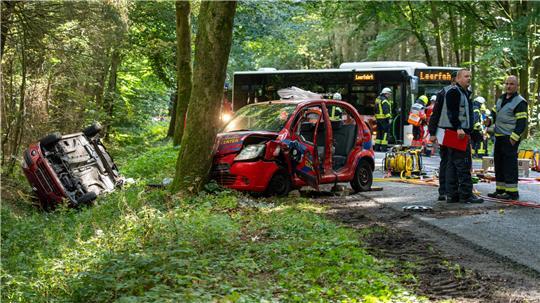 Bei der Feuerwehrübung in Wiegersen übten die Rettungskräfte den gemeinsamen Einsatz bei einem schweren Unfall an der Kreisgrenze.