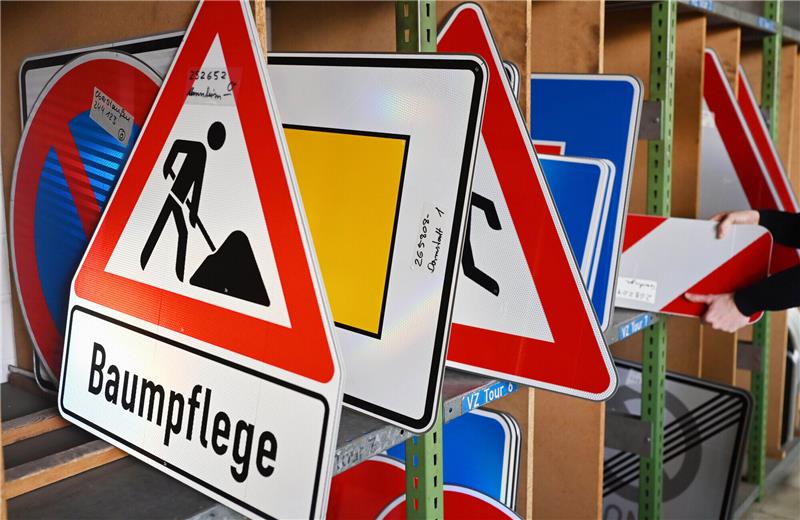 Bei der Firma Kurt Ries GmbH Schilderfabrik stehen in einem Regal fertig produzierte Verkehrsschilder, die für den Versand bestimmt sind. Die Straßenverkehrs-Ordnung regelt, wie Verkehrszeichen in Deutschland auszusehen haben. Trotz Bürokratie und strengen Vorgaben können die Schilder in mancher Hinsicht dann doch sehr unterschiedlich sein. Foto: Uli Deck/dpa