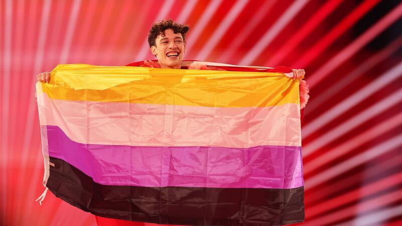 Schweiz gewinnt Chaos-ESC - Deutschland Zwölfter Bei der Flaggenparade präsentierte Nemo die non-binäre Flagge.