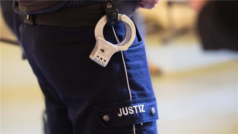 Bei der Flucht aus dem Gerichtssaal verletzte der Straftäter einen JVA-Beamten. (Symbolbild)