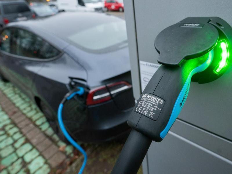 Bei der Förderung von Elektrofahrzeugen soll nach dem Willen des Kfz-Gewerbes künftig das Bestelldatum gelten und nicht wie bisher das Zulassungsdatum. Foto: Julian Stratenschulte/dpa