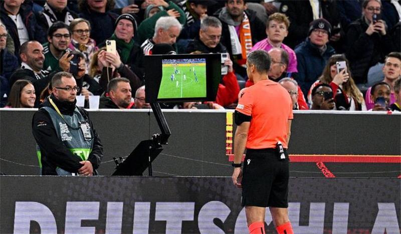 Für alle hörbar: Das ändert sich jetzt im Stadion Bei der Frauen-WM hatten die Spielleiter nach einem Videobeweis eine Ansage an das Publikum übers Mikrofon gemacht.