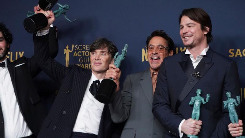 „Oppenheimer“ räumt bei Hollywoods Schauspiel-Preisen ab Bei der Gala in Los Angeles räumte das Historiendrama „Oppenheimer“ drei Preise ab. Cillian Murphy (l-r), Robert Downey Jr. und Josh Hartnett sind sichtlich erfreut.
