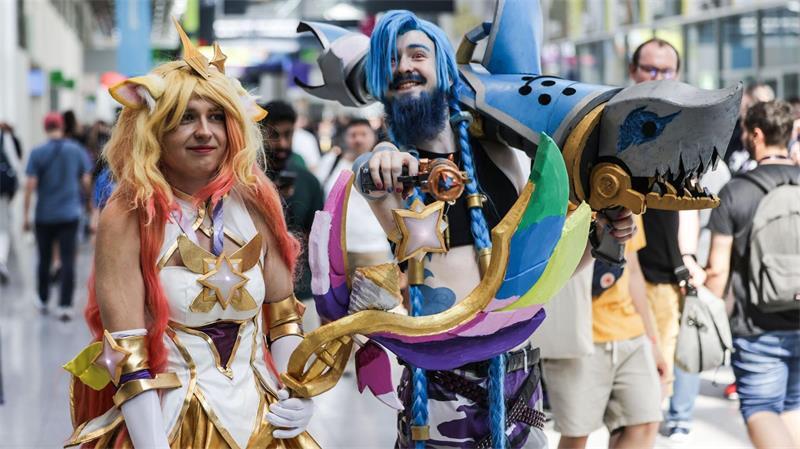 Bei der Gamescom kommen immer wieder einige Besucherinnen und Besucher als Cosplayer bunt kostümiert. (Archivbild)