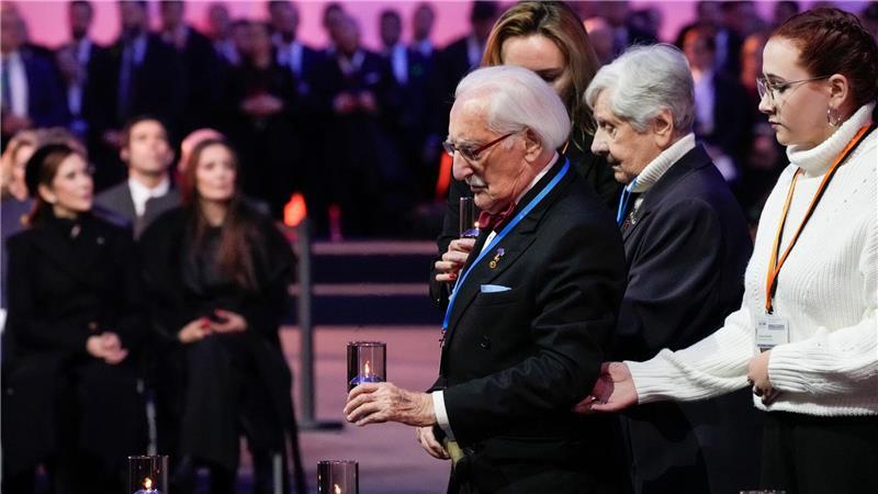 Bei der Gedenkfeier zum 80. Jahrestag der Befreiung des ehemaligen deutschen Konzentrations- und Vernichtungslagers Auschwitz-Birkenau stellt Leon Weintraub eine Kerze auf. (Archivbild)