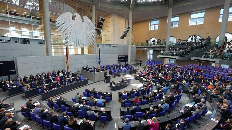Merz im Verteidigungsmodus: Reformen sind kein Kahlschlag Bei der Generaldebatte wird es voll im Parlament.
