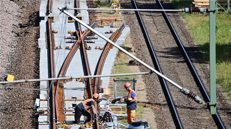 Baustelle Hamburg-Berlin: Arbeiten an Weichen beginnen Bei der Generalsanierung zwischen Hamburg und Berlin wird schon an neuen Weichen gearbeitet. Teils wurden sie vor Beginn der Sperrung vormontiert.