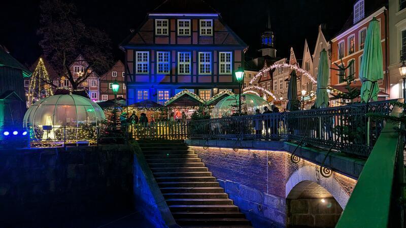 Weihnachtsmarkt-Bilanz in Stade: So kamen die vielen Neuerungen an Bei der Hafen-Weihnacht am Fischmarkt konnten Besucher in beheizten Iglus sitzen.