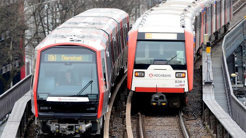 Hamburgs Busse sind klimatisiert - U- und S-Bahnen oft nicht Bei der Hamburger Hochbahn sind nur die neueren Züge vom Typ DT5 klimatisiert. (Archivbild)