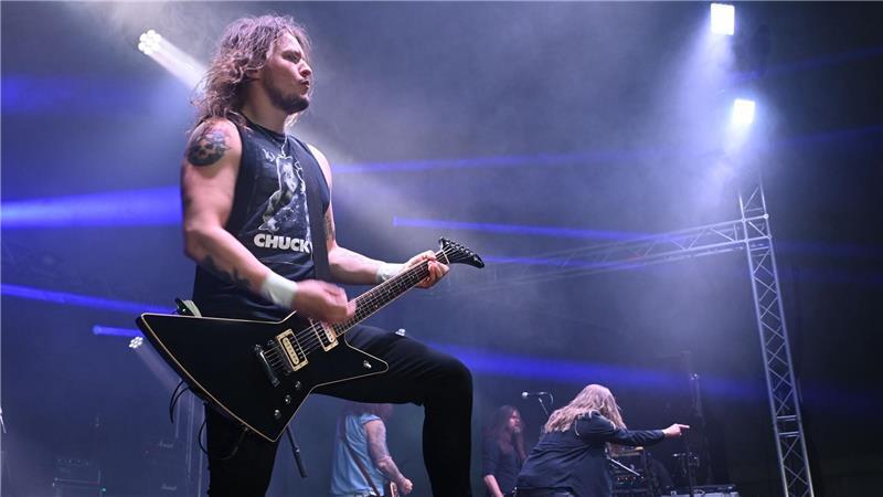 Tribut an AC/DC: Wie ein Buxtehuder auf der Bühne zur Rocklegende wird Bei der Hamburger Rockband Hardbone ist der Buxtehuder seit 2024 festes Mitglied.