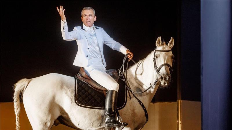 125 Jahre Schauspielhaus: Was Sie schon immer wissen wollten Bei der Inszenierung von „Anthropolis I“ stand auch ein Pferd auf der Bühne. (Archivbild)