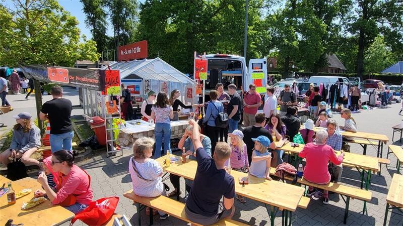 Flohmarkt-Saison: Schnäppchenjagd startet in Harsefeld Bei der Jagd nach Schnäppchen wird bei den Domino-Flohmärkten auch für das leibliche Wohl gesorgt.