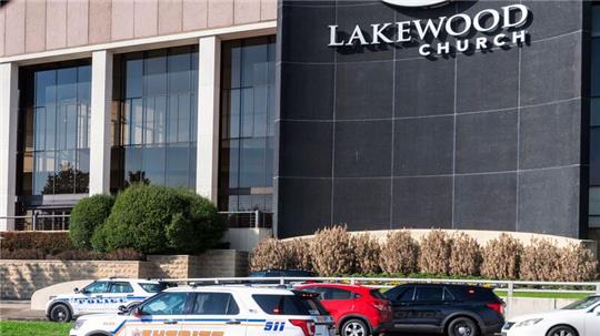 Bei der Kirche handelt es sich um die Lakewood Church des protestantischen Celebrity-Predigers Joel Osteen