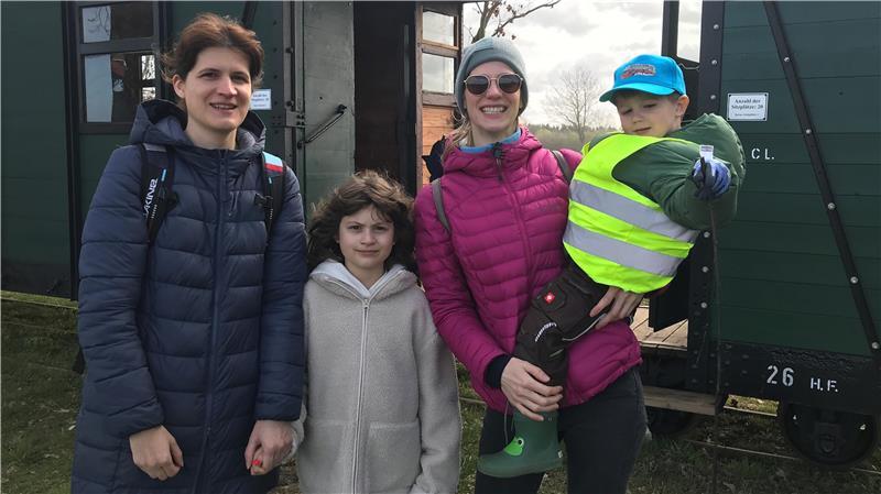 Bei der Kleinbahn: Anja Latendorf mit Tochter Lydia und ihrer Schwester Britta Latendorf und deren Sohn Dario (von links).