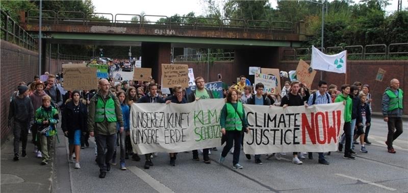 Bei der Klimademo am 20. September in Buxtehude marschieren etwa 2500 Menschen durch die Stadt – auch Erwachsene. Foto: Richter