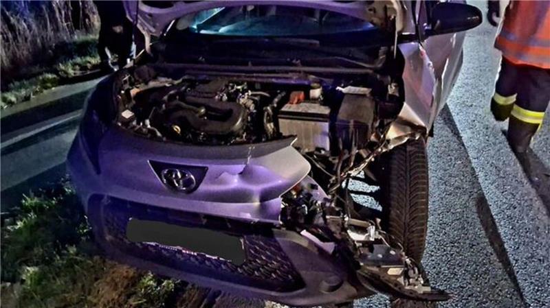 Reh-Unfall auf B73: Autofahrer muss befreit werden – verletzt ins Elbe Klinikum Bei der Kollision mit dem Rehbock entstand erheblicher Sachschaden am Toyota.
