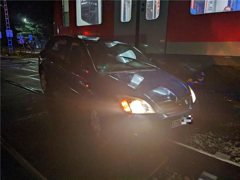 Auto kollidiert in Buxtehude mit S-Bahn: 73-Jährige fährt ins Gleisbett Bei der Kollision mit der S-Bahn in Fahrtrichtung Hamburg wurde glücklicherweise niemand verletzt. Foto: Polizei