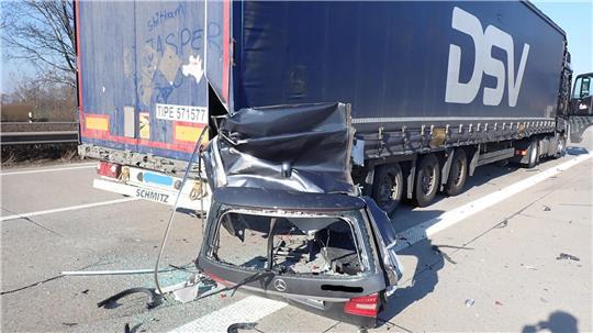 Bei der Kollision wurde das Dach und die Heckklappe des Kombis am rechten Ende des Sattelzugaufliegers abgetrennt.