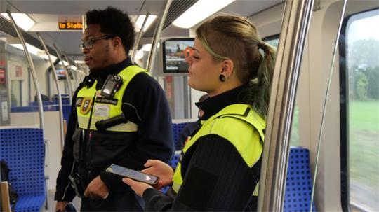 Bei der Kontrolle in der S5 wartet das Prüfteam geduldig, bis der Fahrgast sein Ticket auf dem Smartphone gefunden hat.
