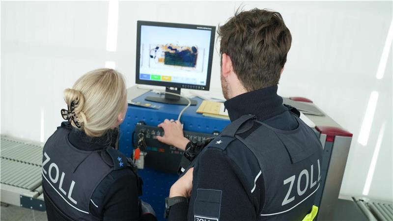 Achtung, Kontrolle: Was der Zoll bei Passagieren der „Mein Schiff 2“ findet Bei der Kontrolle von Passagieren wird zunächst das Gepäck geröntgt.
